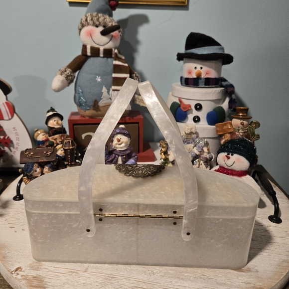 Chic Cream Decorative Bag with Gold Detailing - Picture 4 of 12